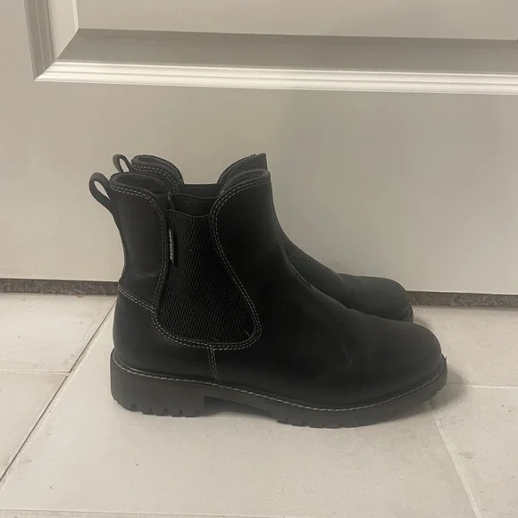 Eastland Ida Chelsea Boots - Picture 2 of 3